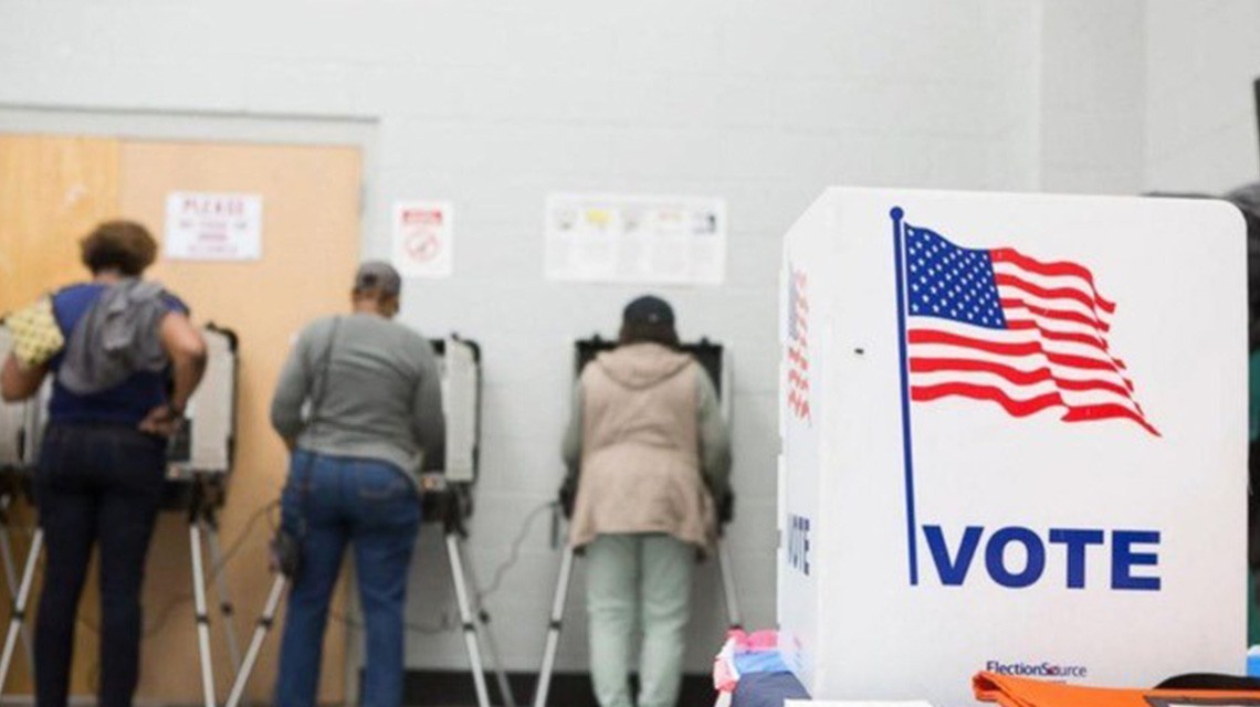 Ciudanos ejerciendo su derecho de la enmienda 4