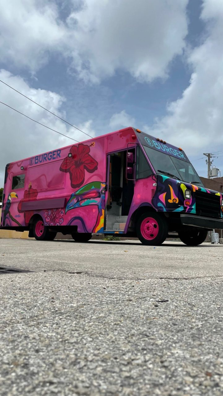 La franquicia está lista para servir a sus clientes sus deliciosas hamburguesas.