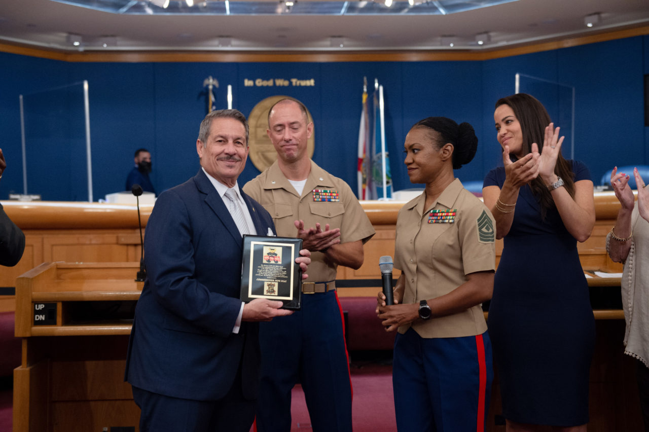 José Díaz siendo premiado