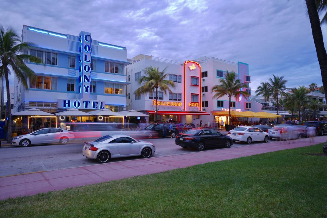 Una foto de ensueño del Colony Hotel en el distrito Art-Deco de Miami.