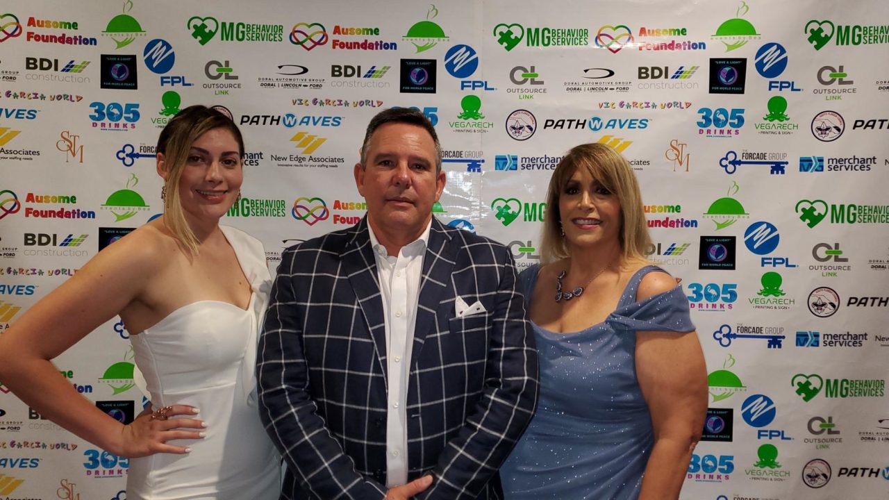 Un grupo de personas posa en el evento de la Fundación Ausome.