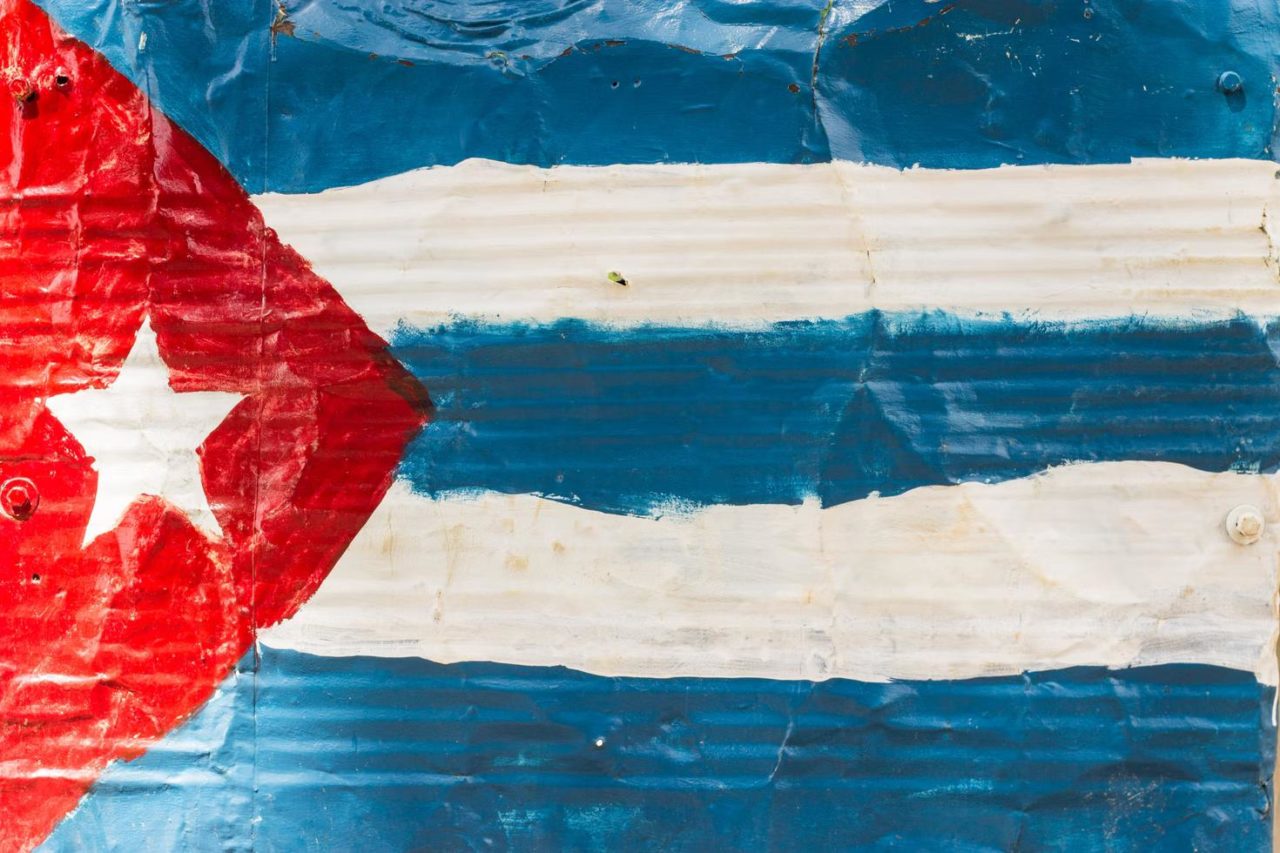 Obra de arte de una bandera cubana pintada en una puerta.