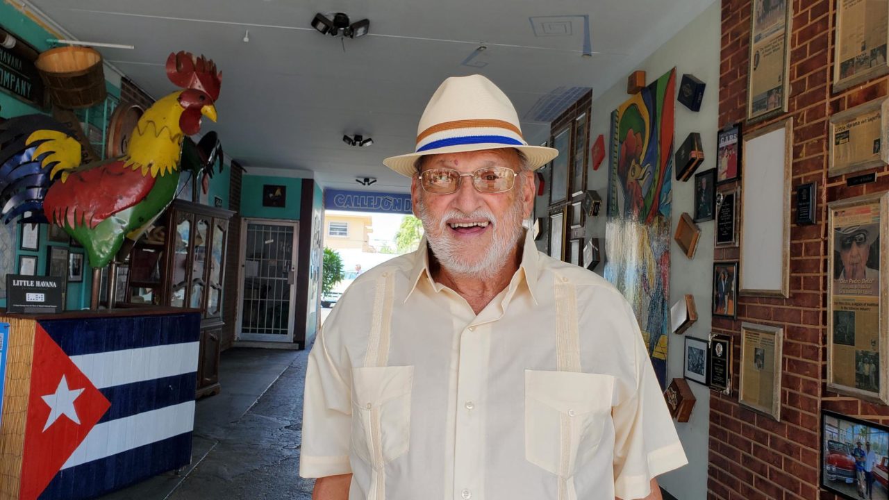 Reynaldo Valdes smiles for the camera while standing in a gallery.