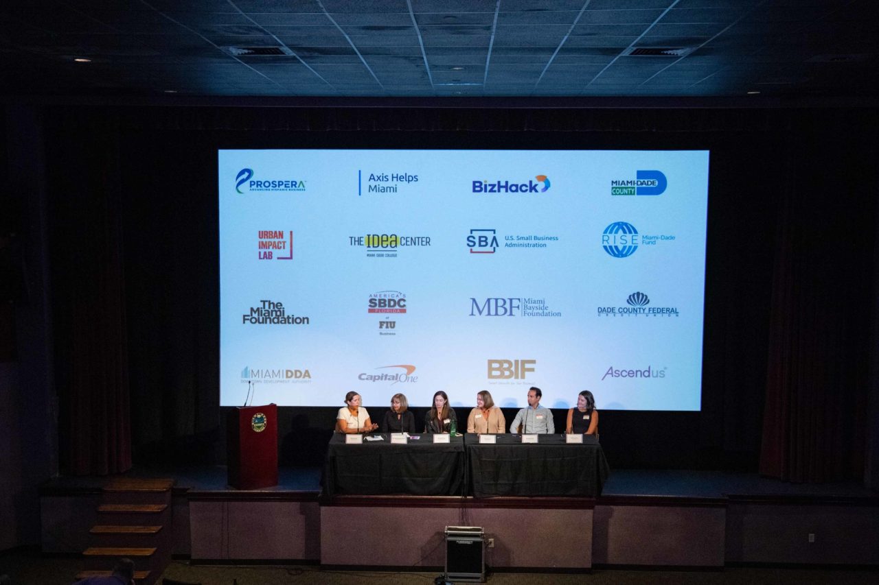 Un grupo de personas en conferencia.