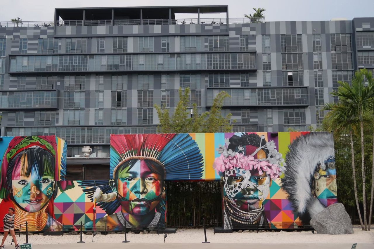 Un mural de pared en el distrito de Wynwood con caras.