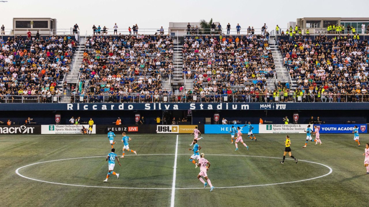 Un partido de fútbol en el estadio Riccardo Silva, con Miami FC.