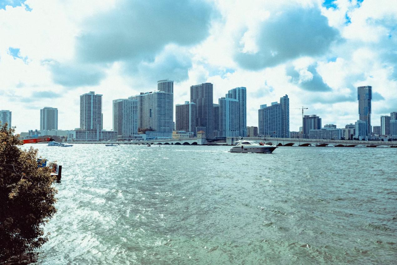 una vista lejana del paisaje urbano de Miami con varios edificios a la vista.