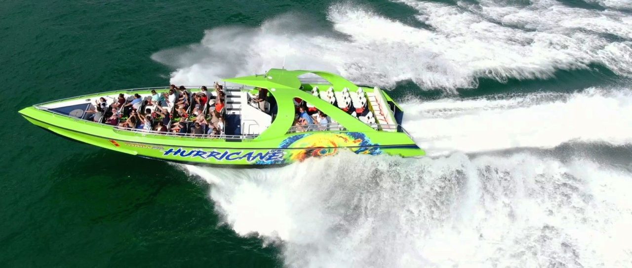 Una lancha rápida verde que transporta pasajeros.