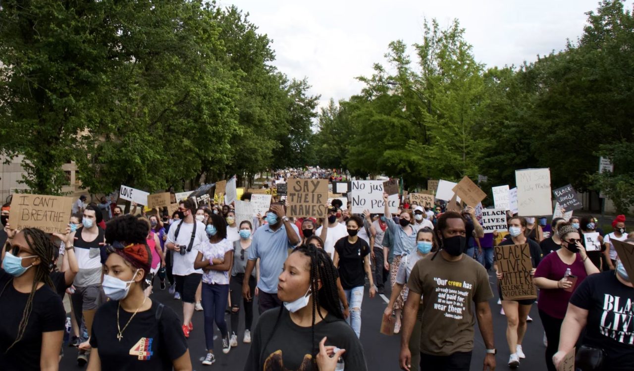Una protesta de BLM con decenas de personas manifestándose y caminando.