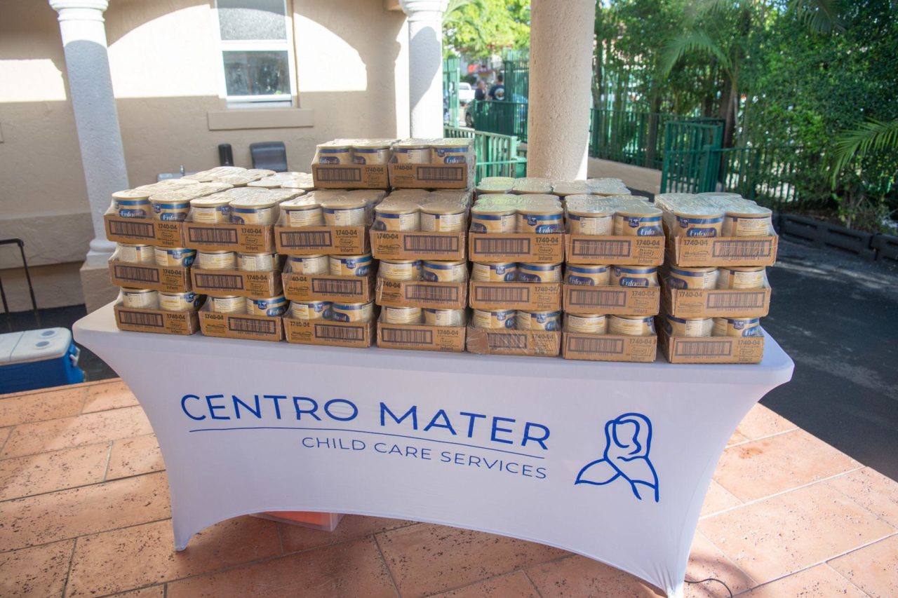 Formula infantil donado por la alcaldesa Daniella Levine Cava y CAHSD atraves de el programa Head Start 1 Una tabla con varios paquetes de latas de Enfamil Formula que se distribuyeron.