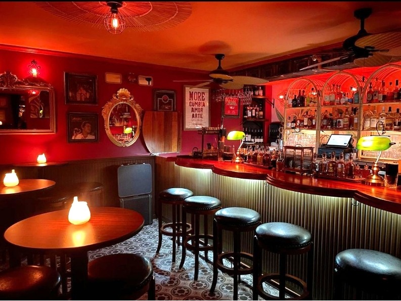 El interior de un bar temático.