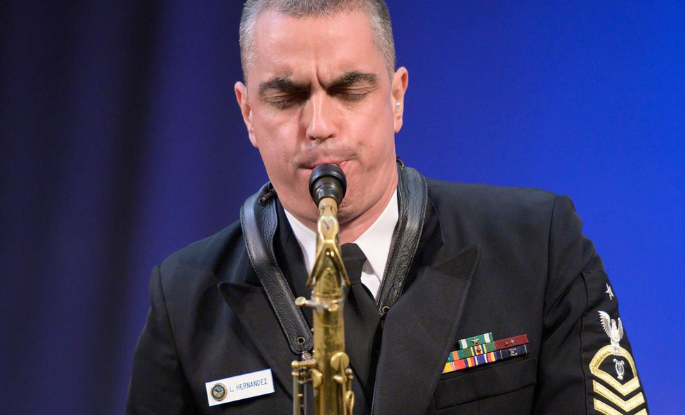 Luis Hernández toca el saxofón