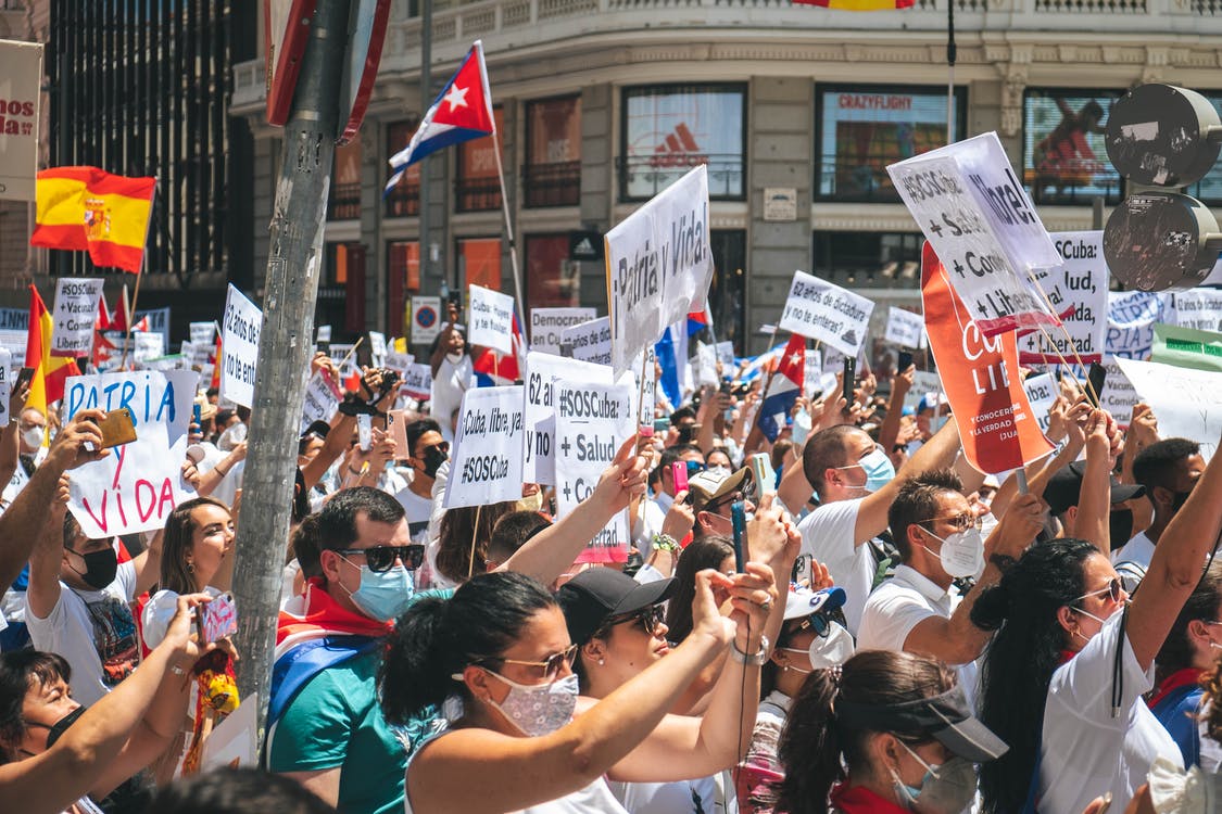 manifestantes con pancartas en la calle.