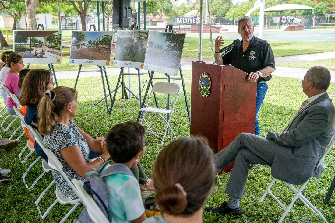 Una persona de pie detrás de un podio.