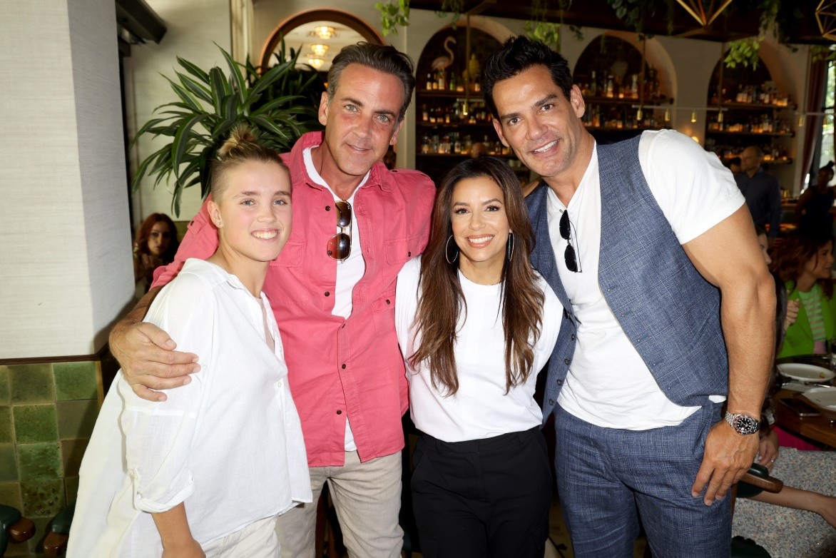 personas influyentes en el brunch posando para una foto