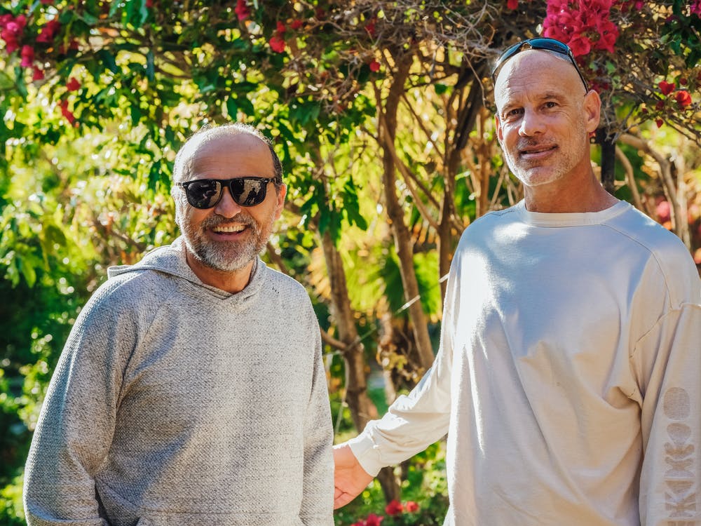 dos personas sonriendo a la cámara.
