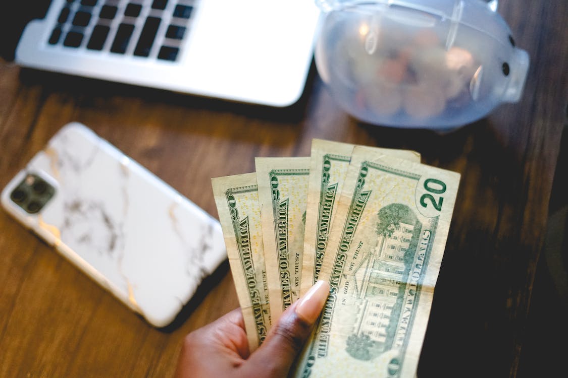 una mujer con billetes de dólar