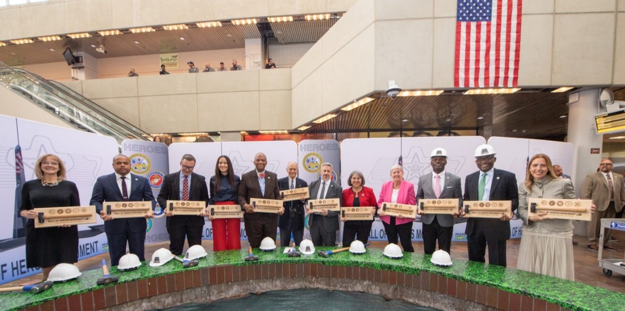 miembros inauguran el Muro de los Héroes