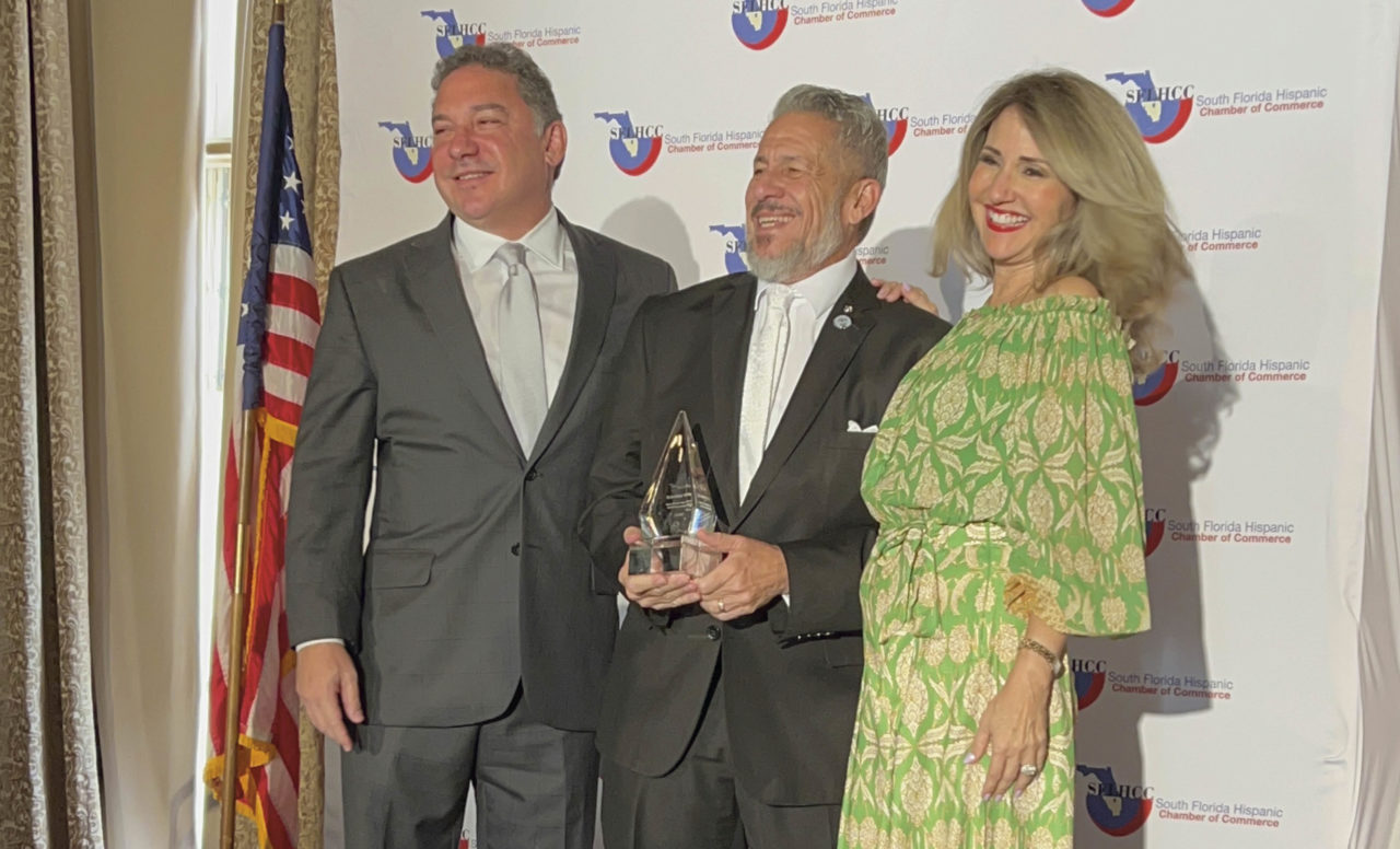 La SFLHCC-Camara Hispana destaca el papel de Jose "Pepe" Diaz en Miami y el lanza el "Proyecto Luz VERDE" para veterans 3 Pg 5 Pictures4