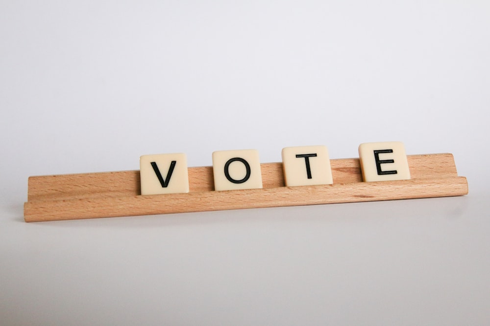 mosaicos que deletrean “voto”