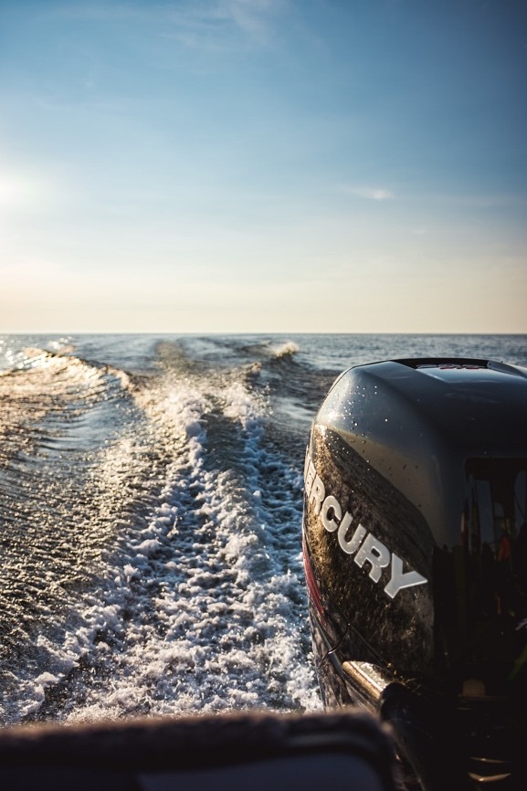 Red de robo de 61 hélices desmantelada en Florida 1 un barco en el agua