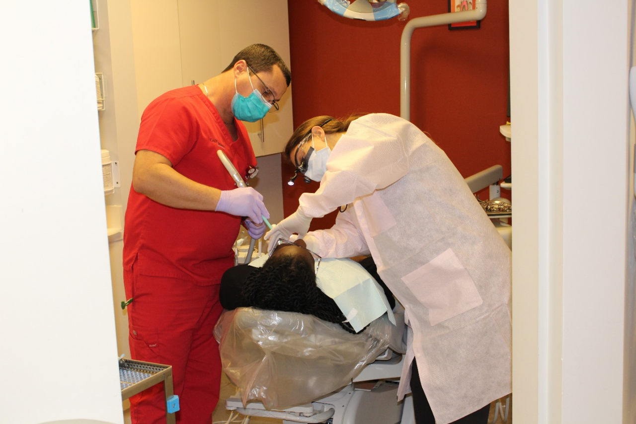 Un paciente que se somete a un chequeo dental