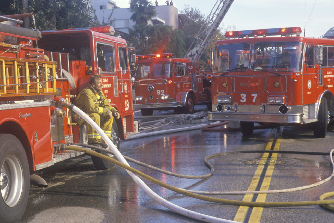 Bombero sentado en el cuerpo de bomberos