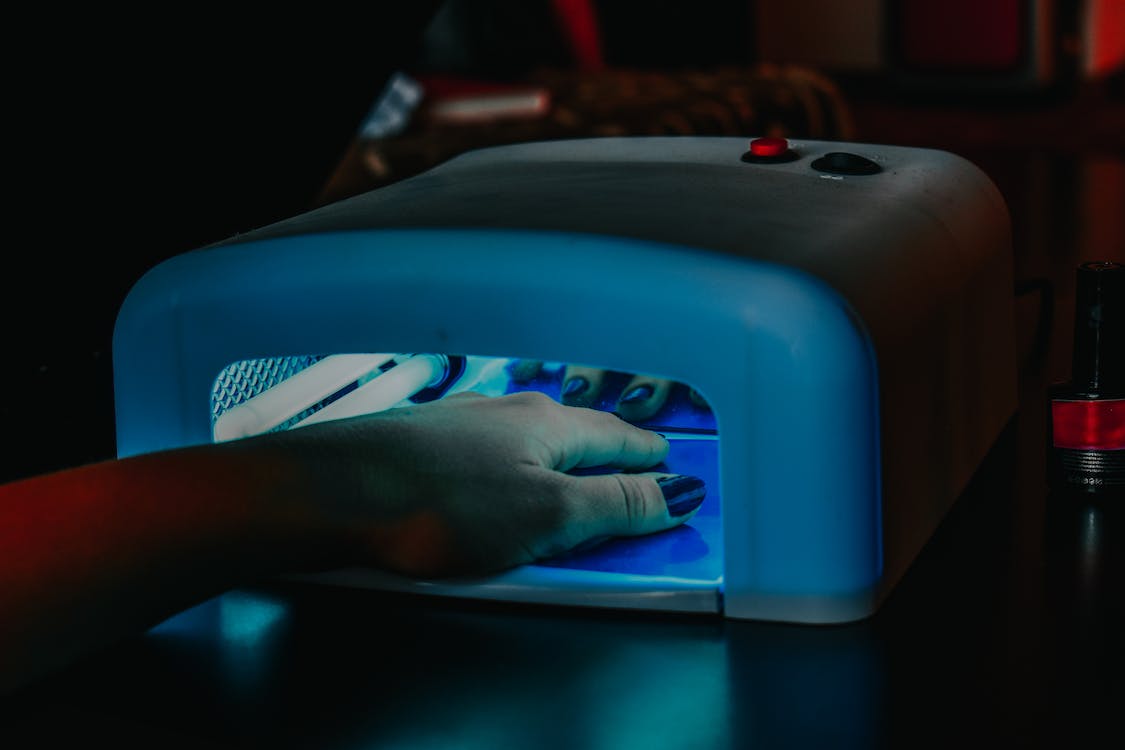 UV nail polish dryer