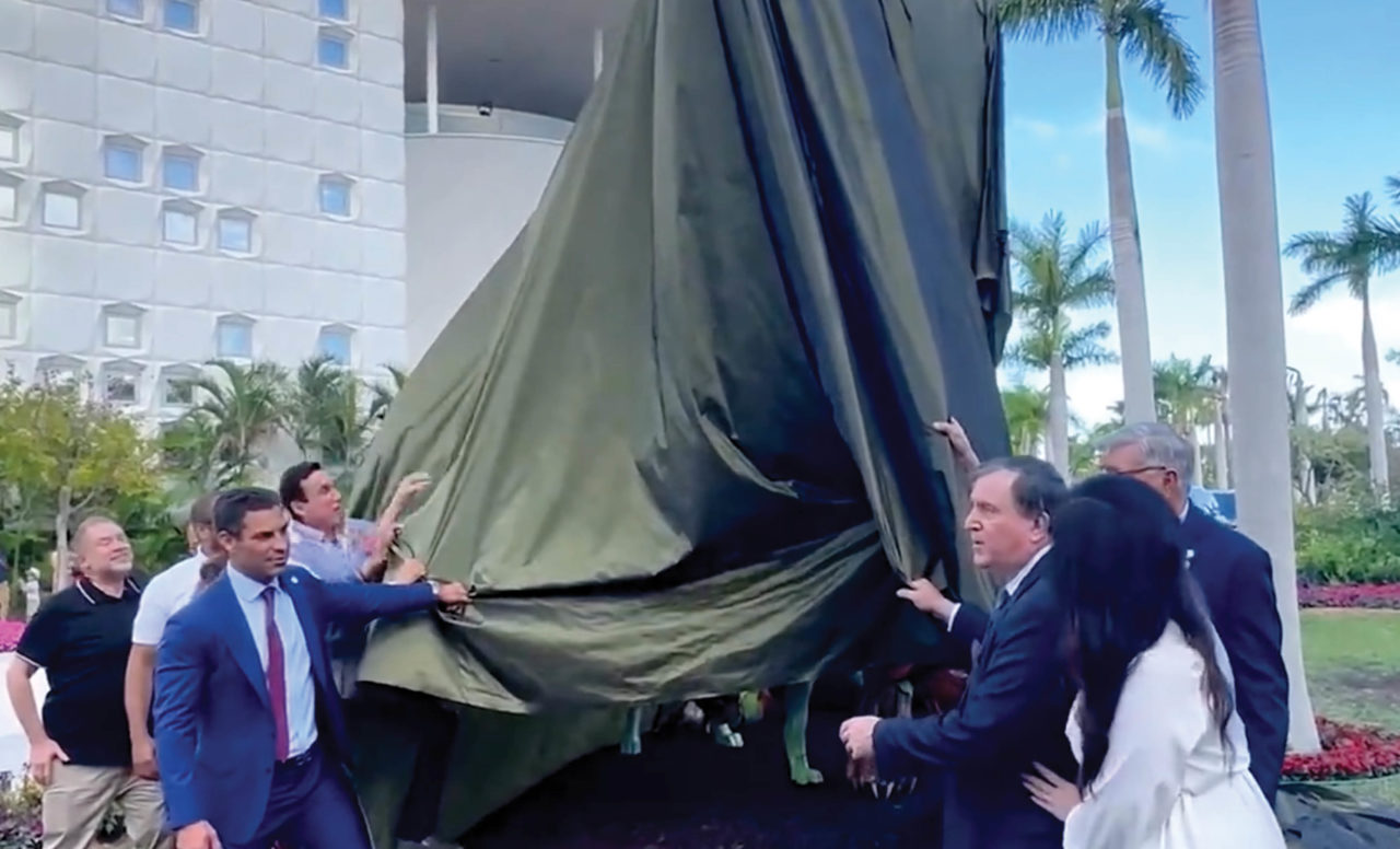 Jardín de esculturas de perros y gatos inauguración