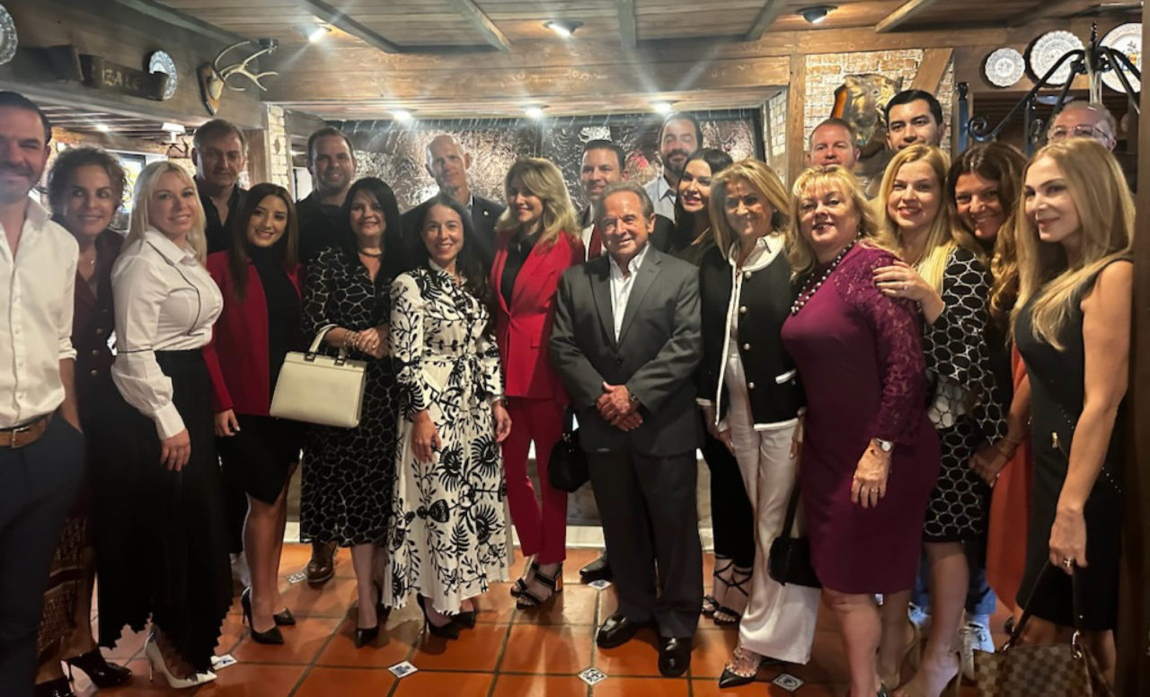 Rick Scott de pie con los asistentes a la conferencia