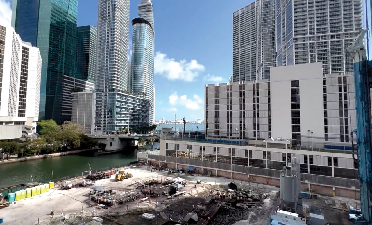 Trabajadores cavando a través de las tierras