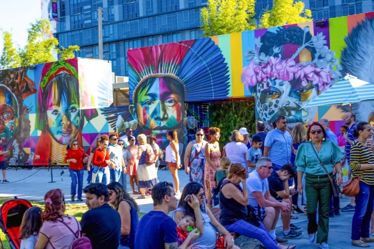 personas durante una exhibición de arte