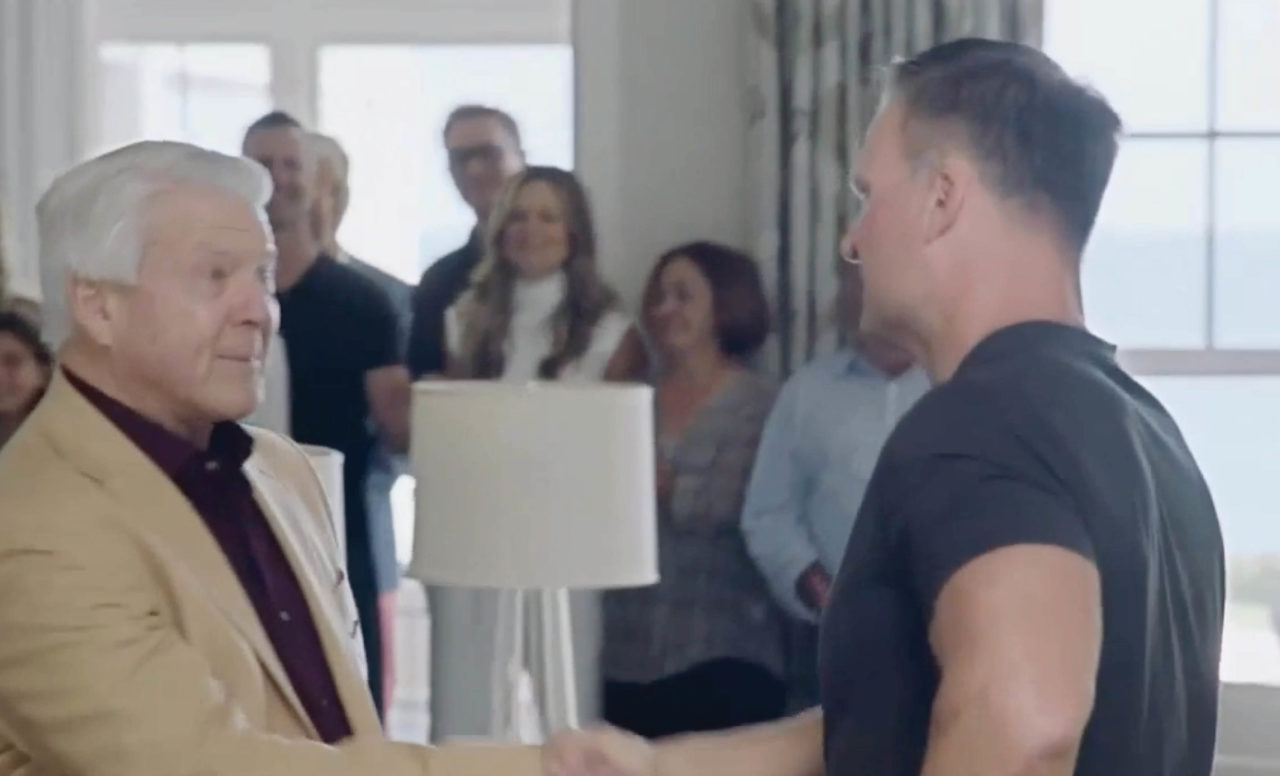 Zach estrechando la mano