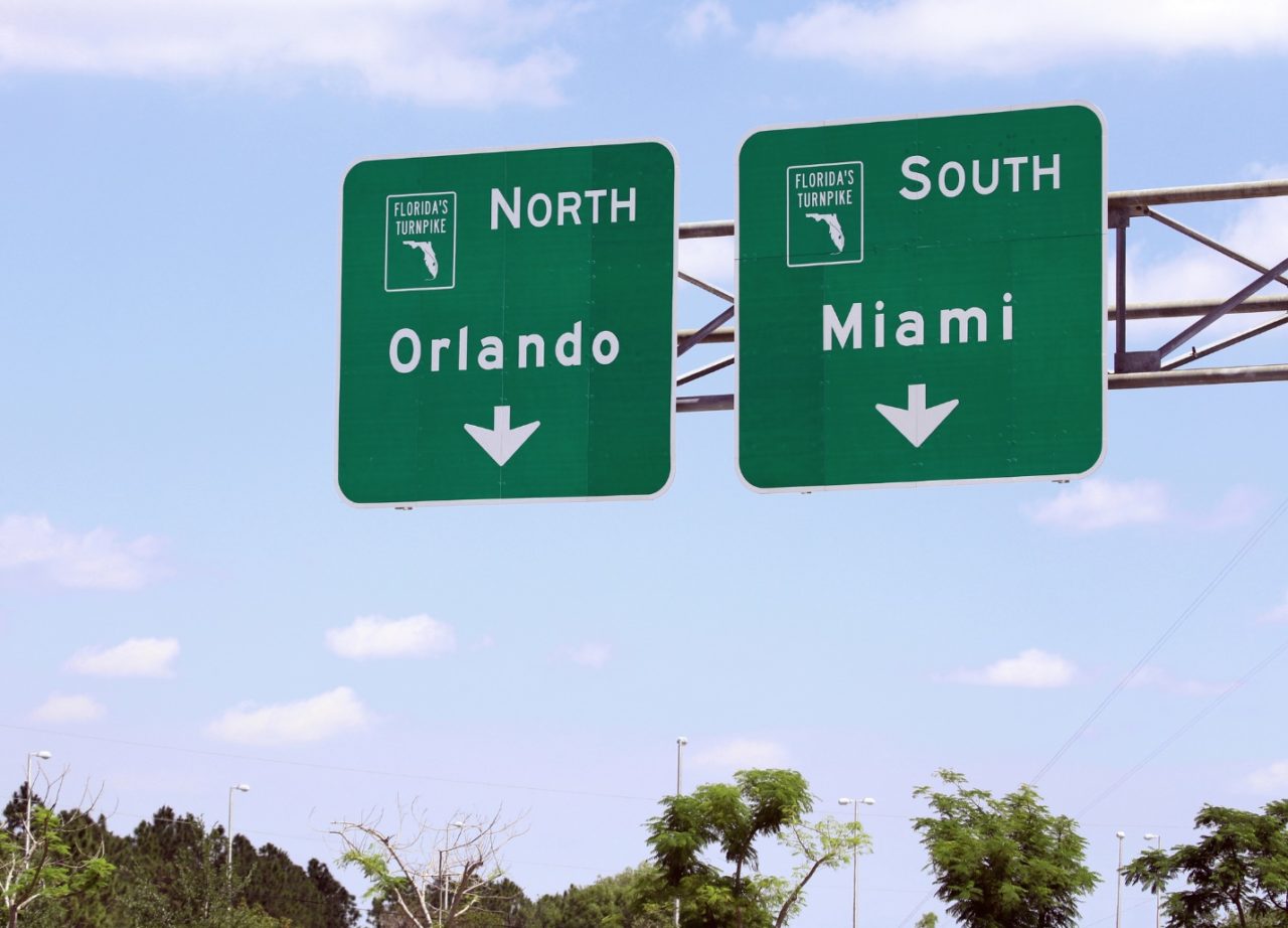 señales de tráfico que indican carriles en dirección norte o sur