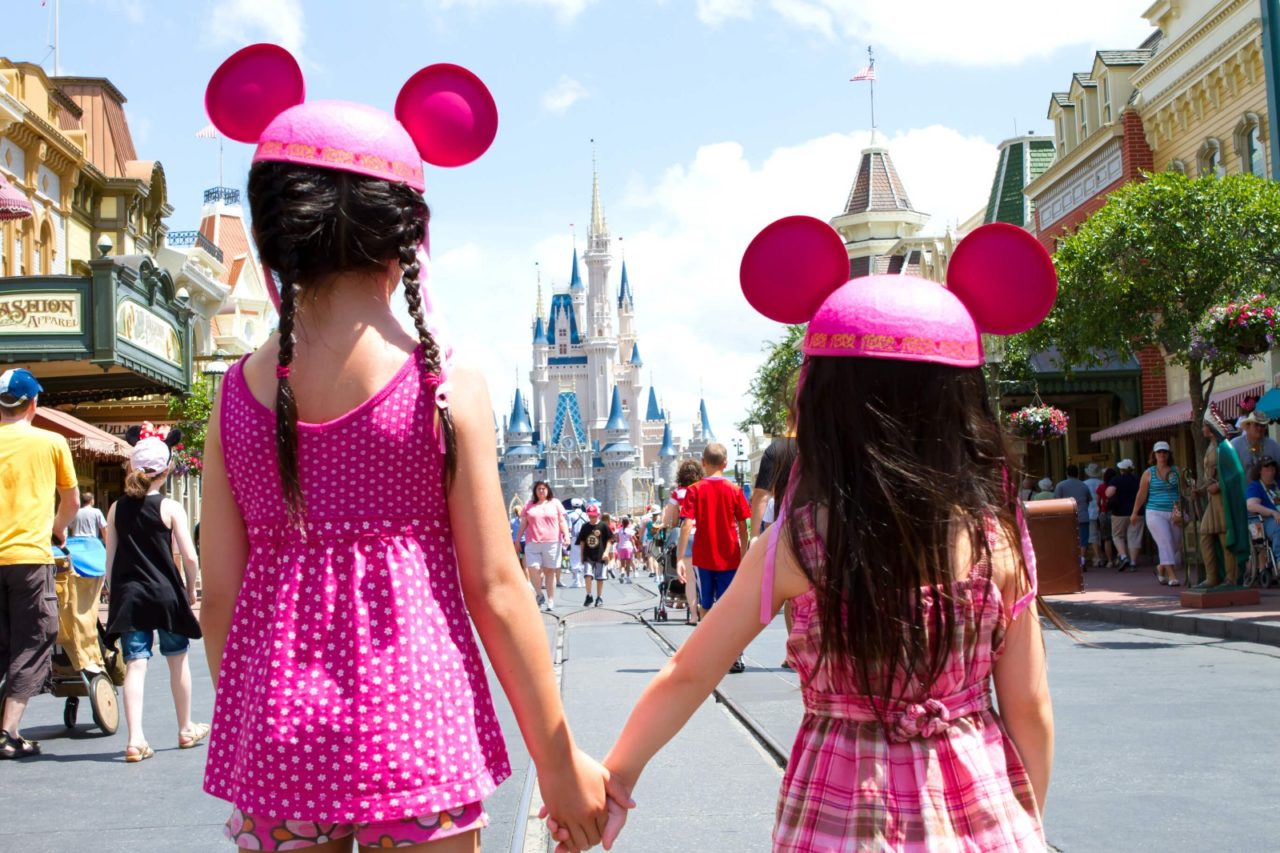 2 niños tomados de la mano en disney