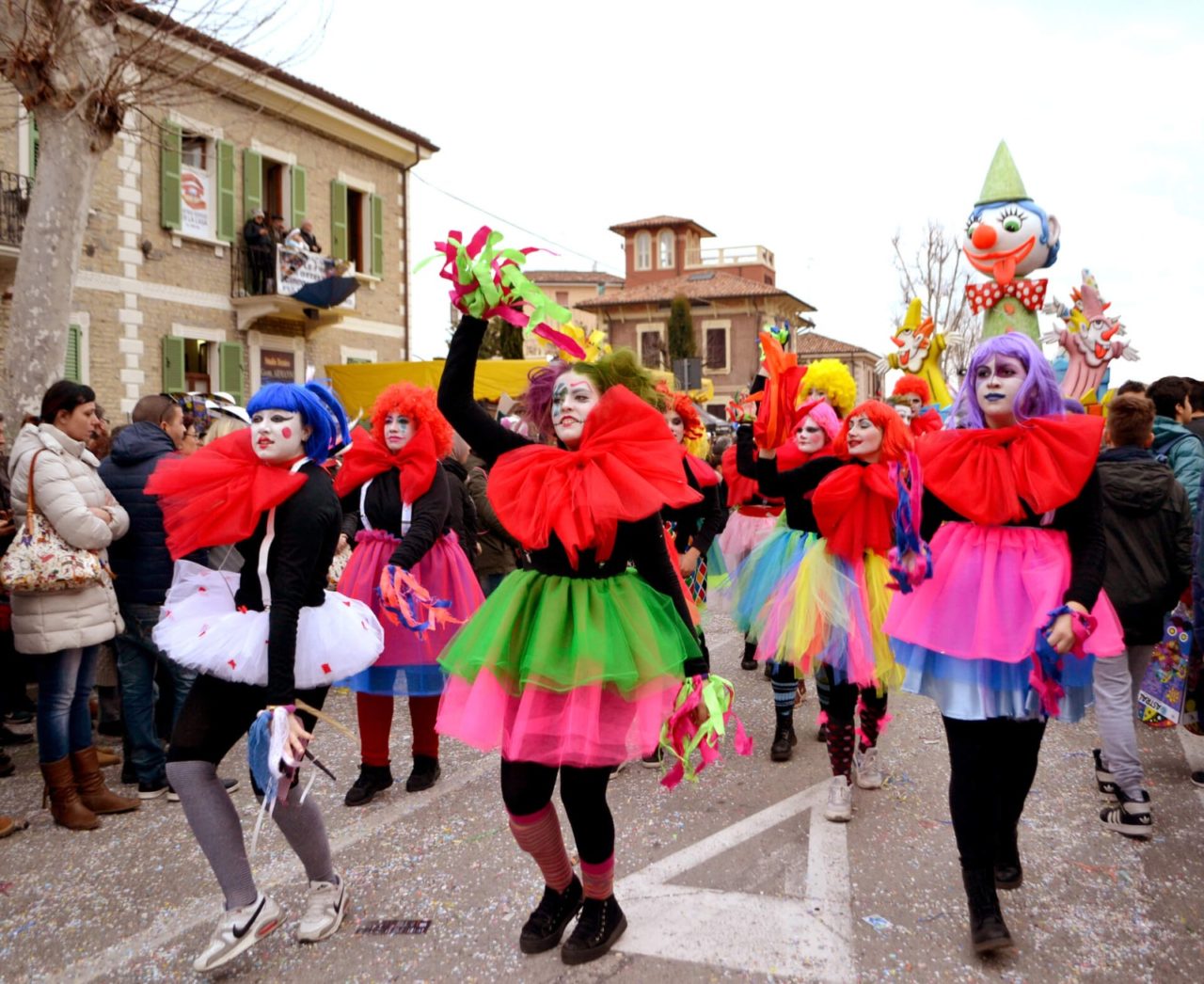 gente disfrazada de payaso en desfile