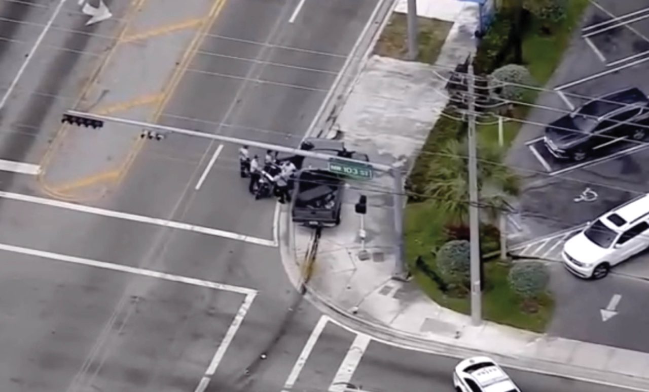 Auto se estrelló en la acera