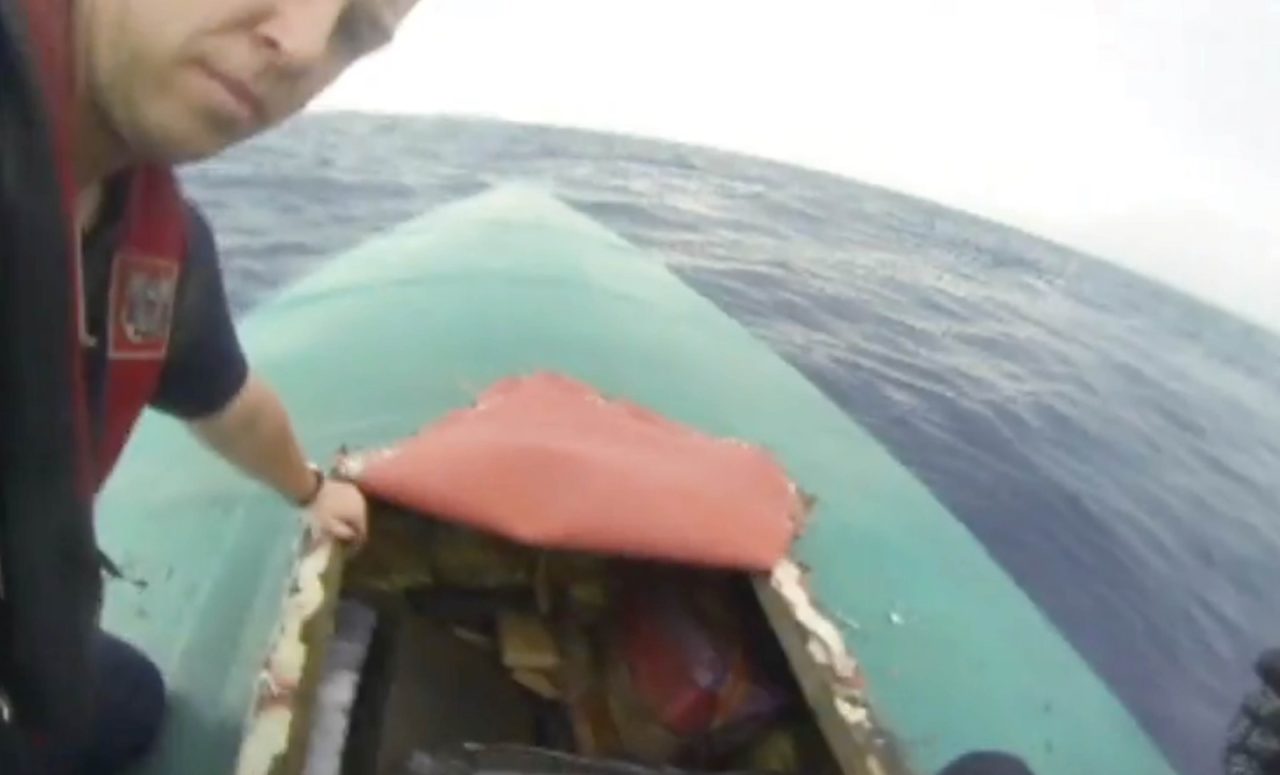Guardacostas de EEUU muestra cocaína escondida en submarino ilegal