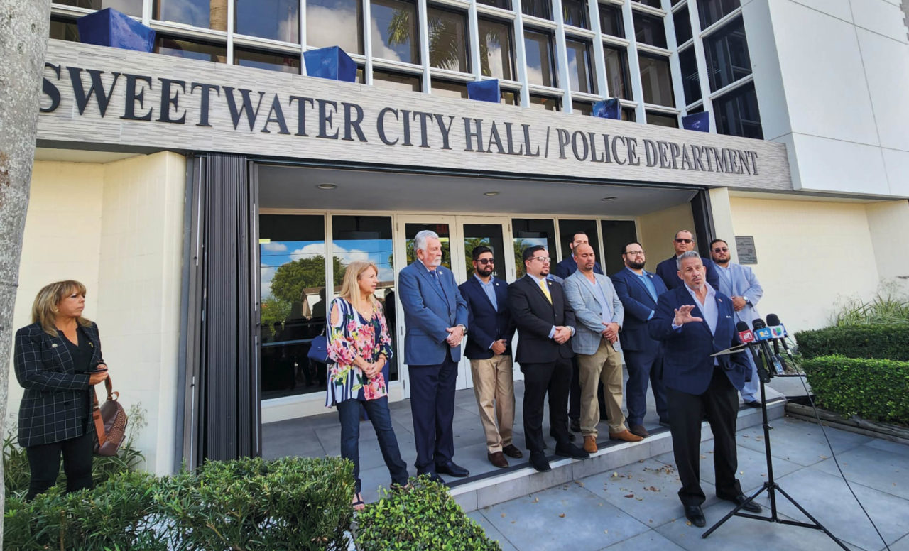 Jose Pepe Diaz frente al Ayuntamiento de Sweetwater