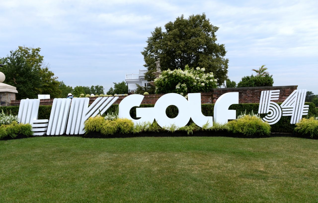 El letrero de LIV Golf en un club de golf