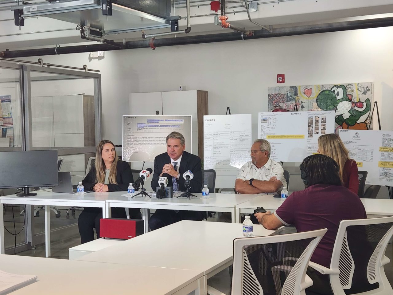 Dos chicos dando la conferencia