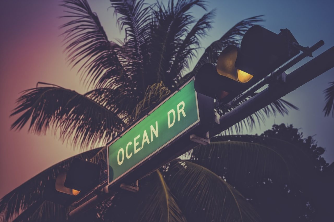 un letrero que indica Ocean Drive en Miami