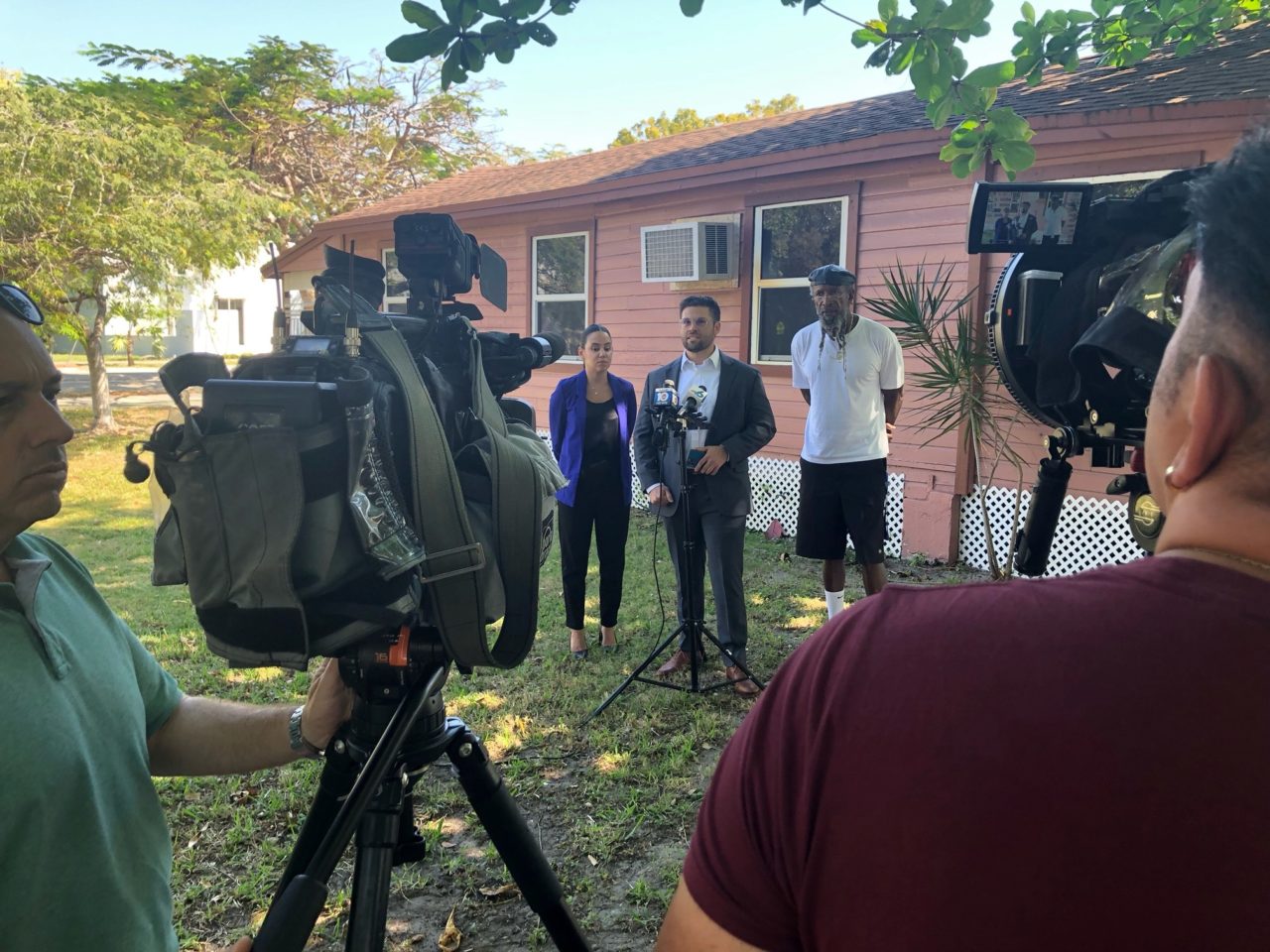 Personas con micrófono de pie frente a la cámara