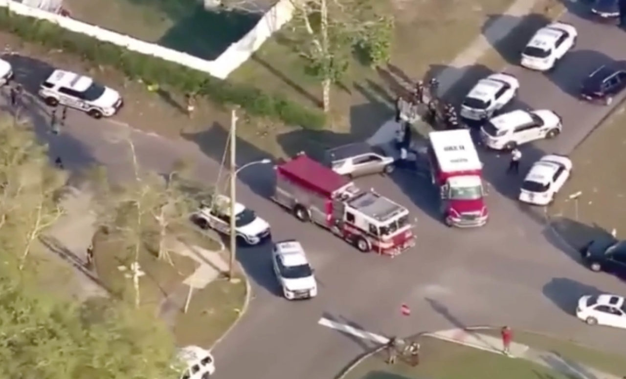 vista aérea de los servicios de emergencia en la calle
