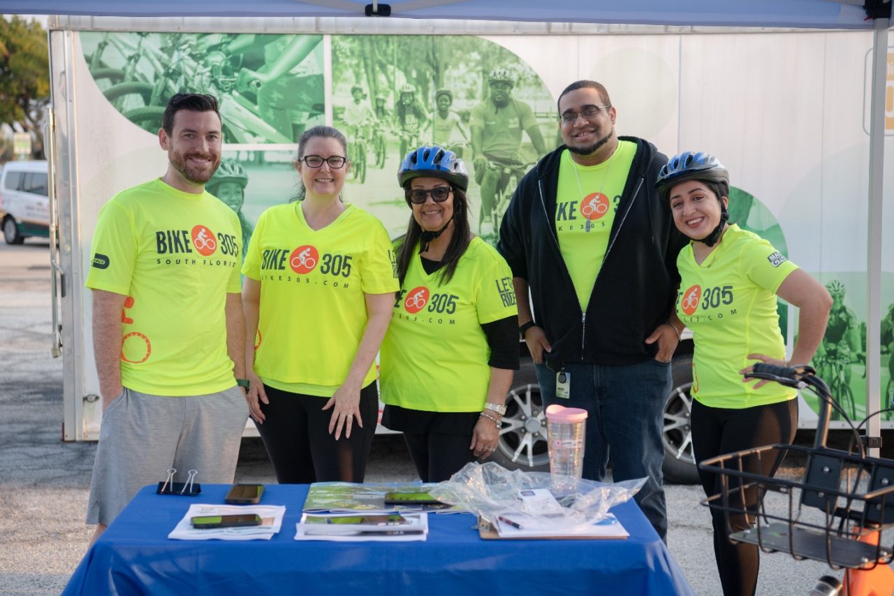 participantes del evento posando para la cámara