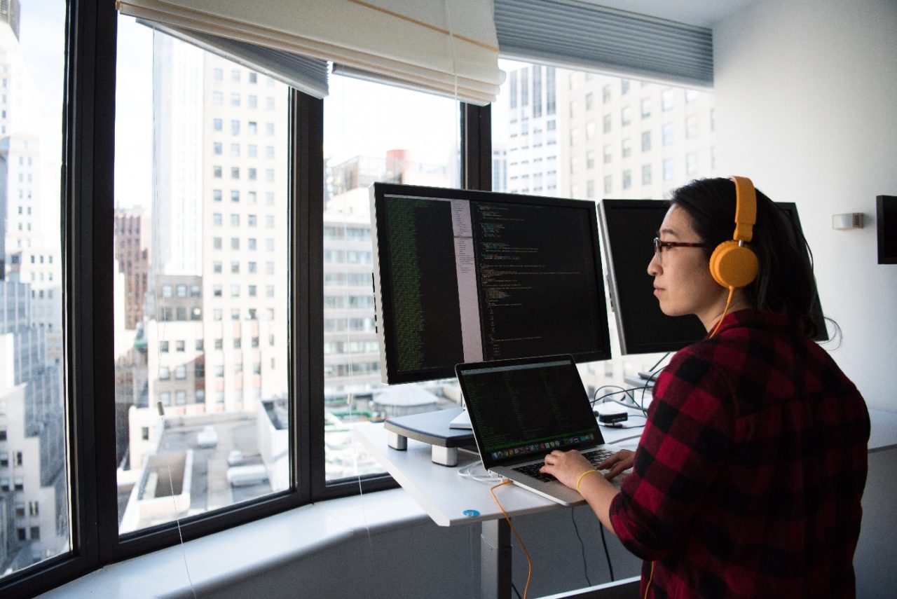 un empleado que trabaja en el desarrollo de software