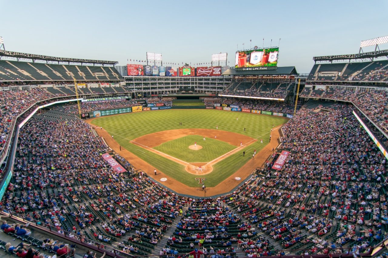 Clásico Mundial de Béisbol 2023 genera protestas y deserta un jugador de la selección cubana 1 Audiencia viendo un partido de béisbol