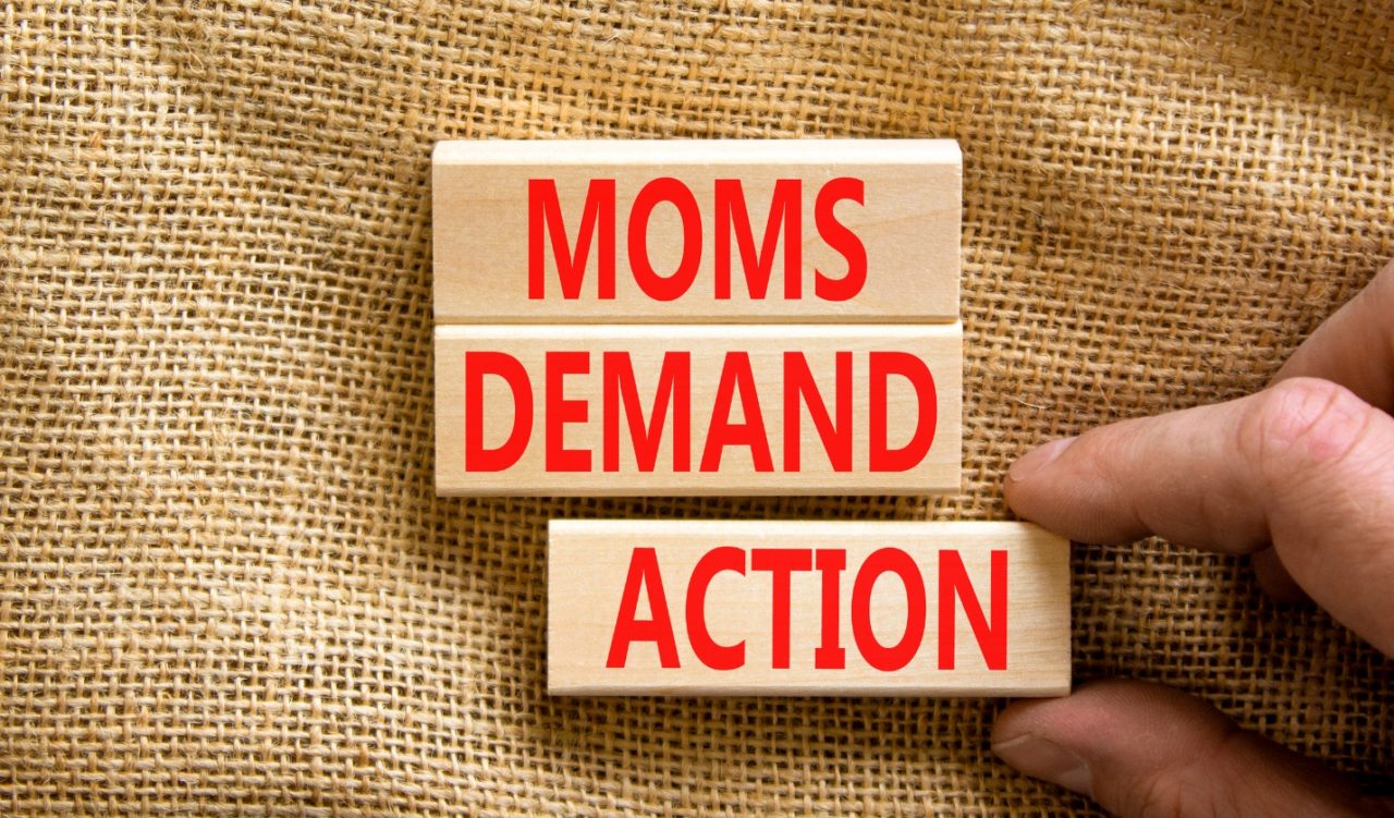 Bloques de madera con texto que dice "Moms Demand Action"