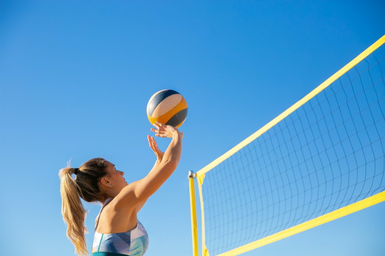 Una mujer jugando voleibol