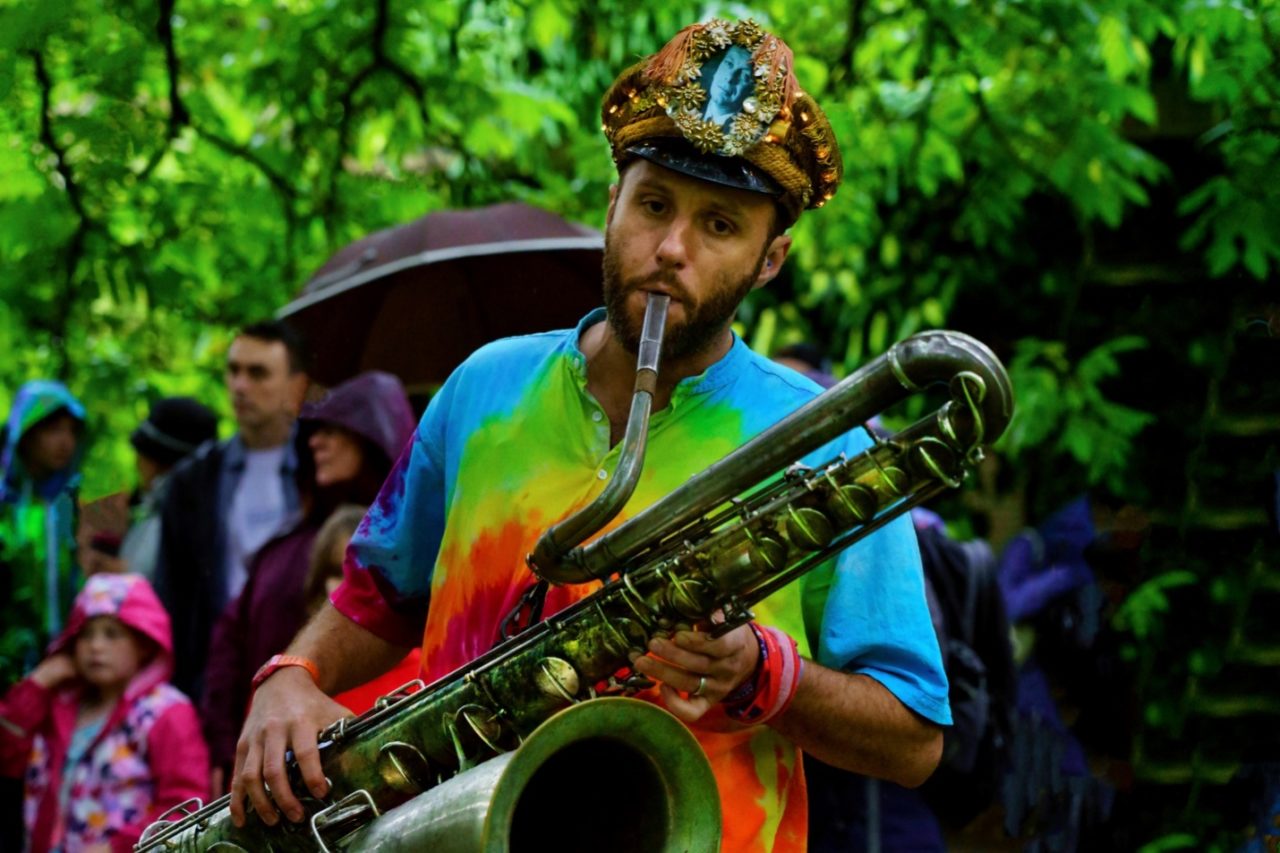 una persona tocando el saxofón